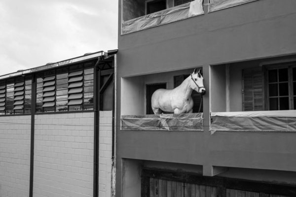 Escultura de cavalo em tamanho real na varanda de prédio